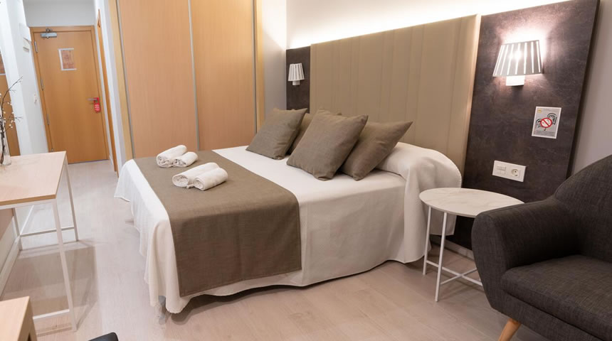 Hotel Golden Bedroom3