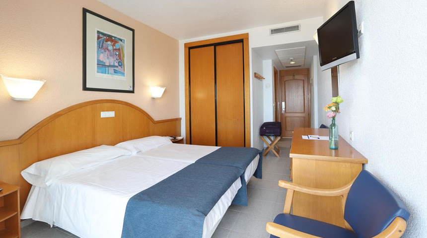Hotel Poseidon Playa Bedroom1