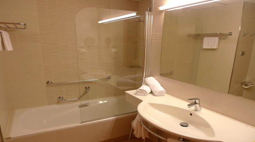 Riviera Beachotel Bathroom