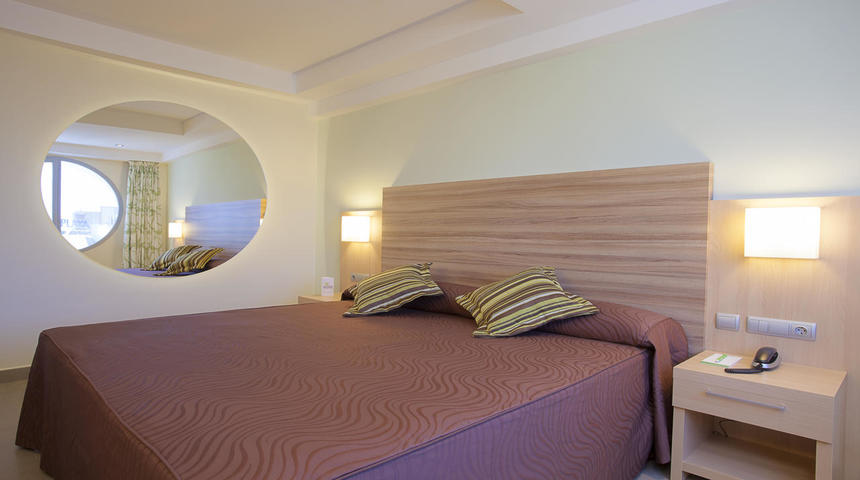 Riviera Beachotel Bedroom1